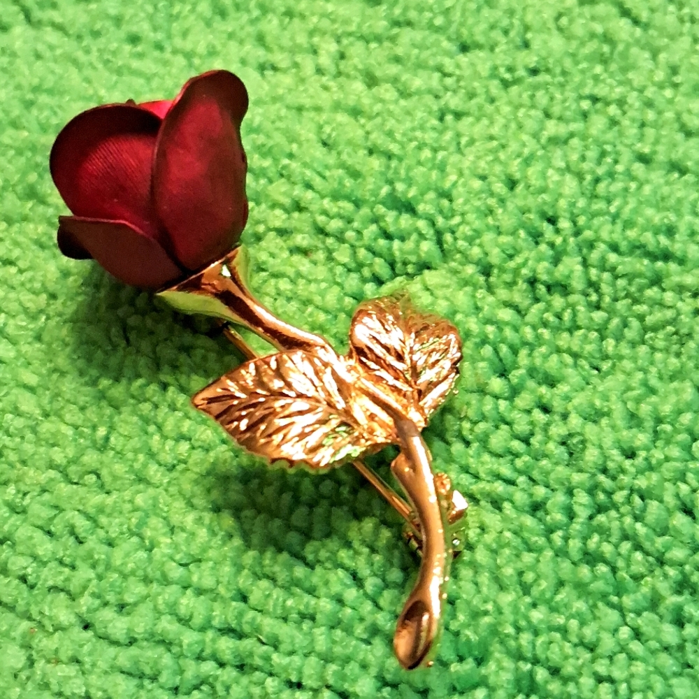 Adorable,Vintage 90's,Red Rose 🌹 Pin with Shiny,Gold Foliage🌹⚘️⚘️⚘️⚘️⚘️⚘️⚘️✨️✨